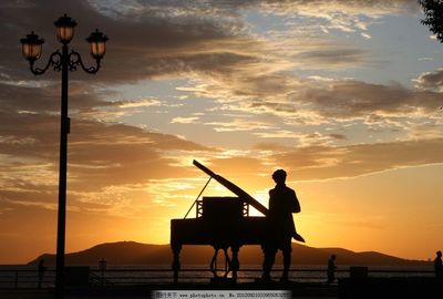 當鋼琴鍵上流淌出黃昏的詩意